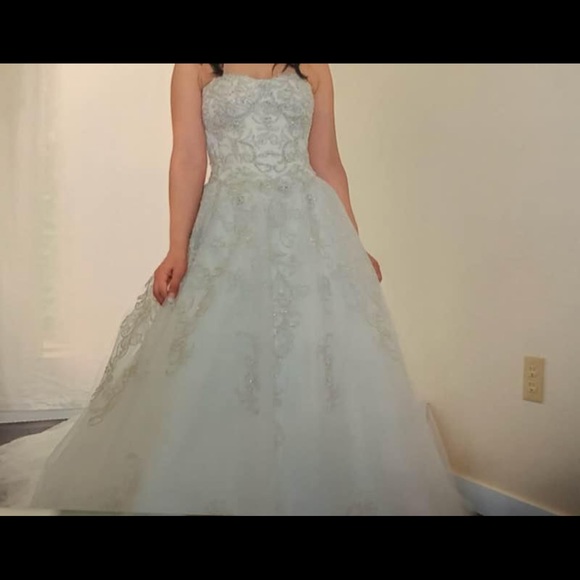 Selling my wedding dress - Picture 2 of 4